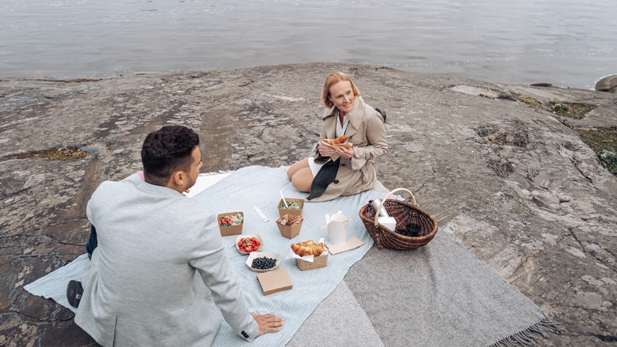 Piknik ulkona meren äärellä.