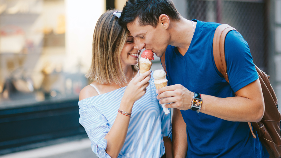 Pariskunta syö jäätelöä.