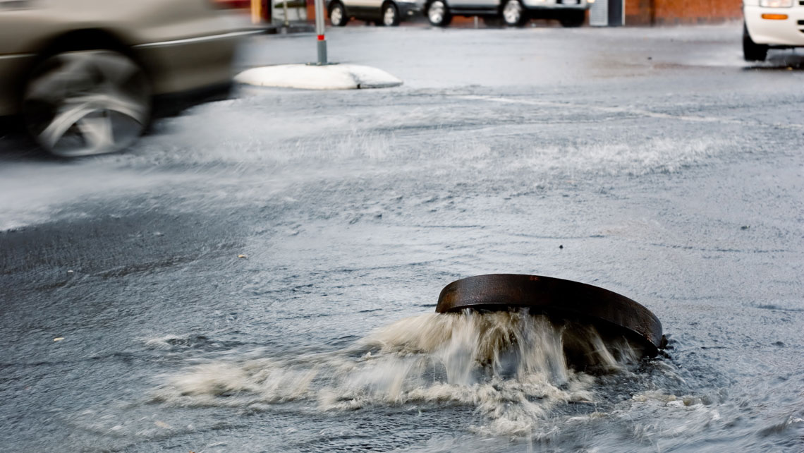 Eaux pluviales sortant de l'égout.